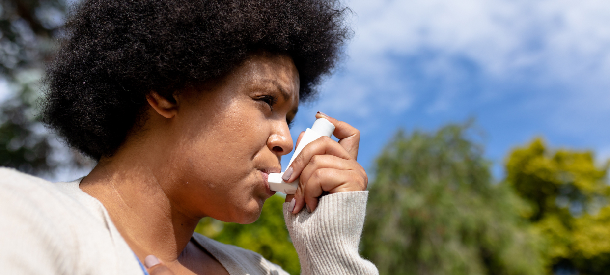 A women Use Inhaler